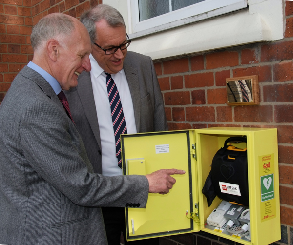 David Fell demonstrates the defibrillator to PGM Steven Davison 